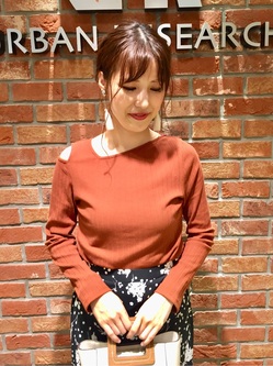 [秋山　里織]